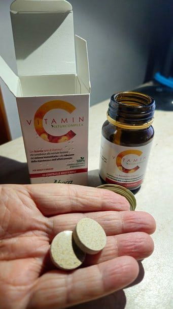 Vitamina C naturale con complesso di vitamine per il supporto immunitario, integratore in pastiglie. Ideale per rafforzare le difese immunitarie e migliorare il benessere generale.