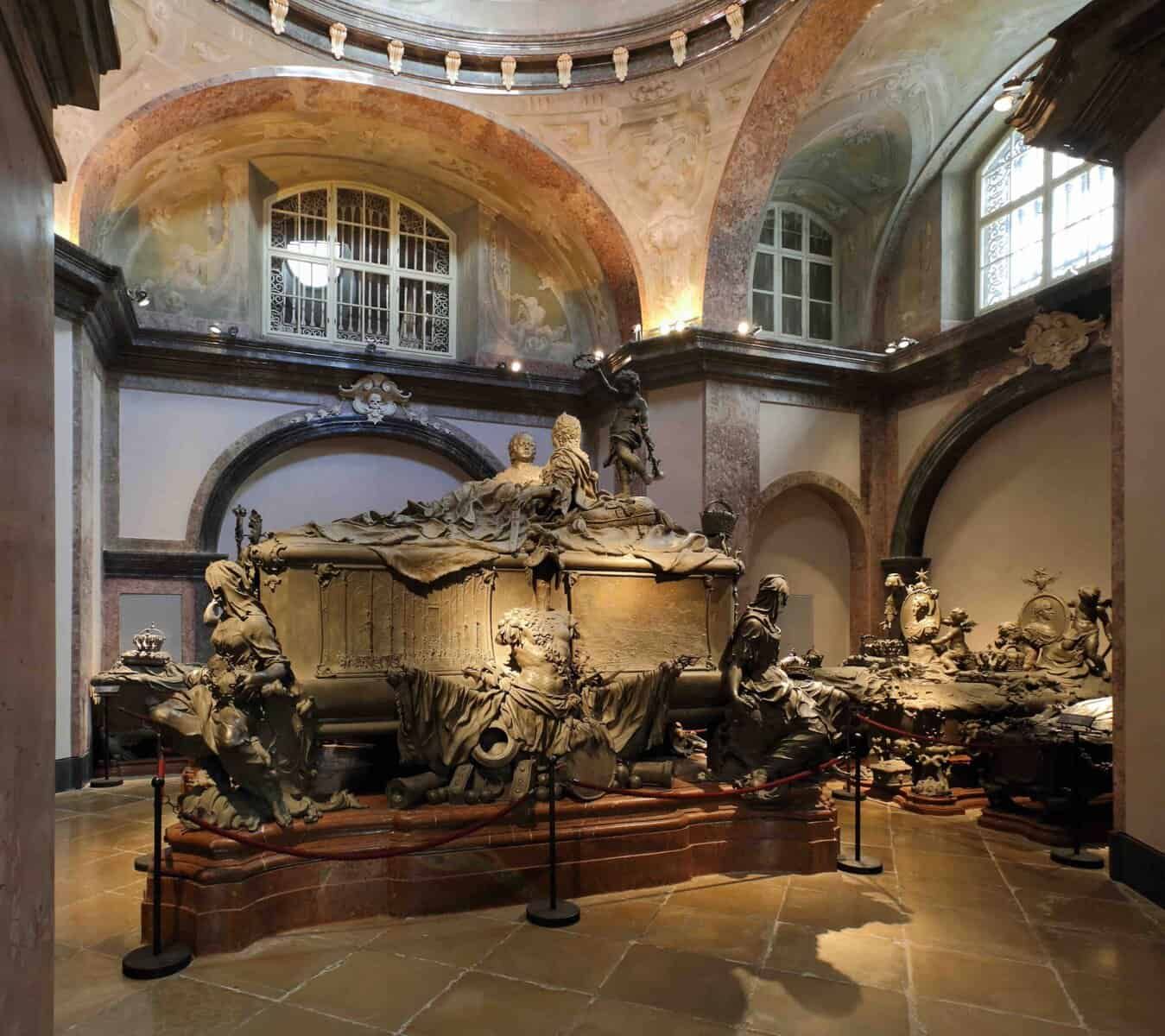 Le Catacombe di San Gaudioso, sepolture nobiliari su seditoi. 