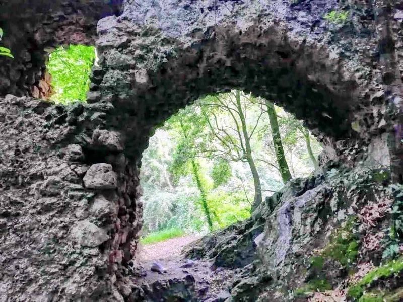 La Grotta di Oweynagat, la porta degli spiriti nella mitologia celtica 2 La Grotta di Oweynagat, la porta degli spiriti nella mitologia celtica. Antica struttura in pietra con dentro un paesaggio di bosco e alberi verdi, avvolta in un’atmosfera di natura e storia, ideale per appassionati di escursioni e archeologia.