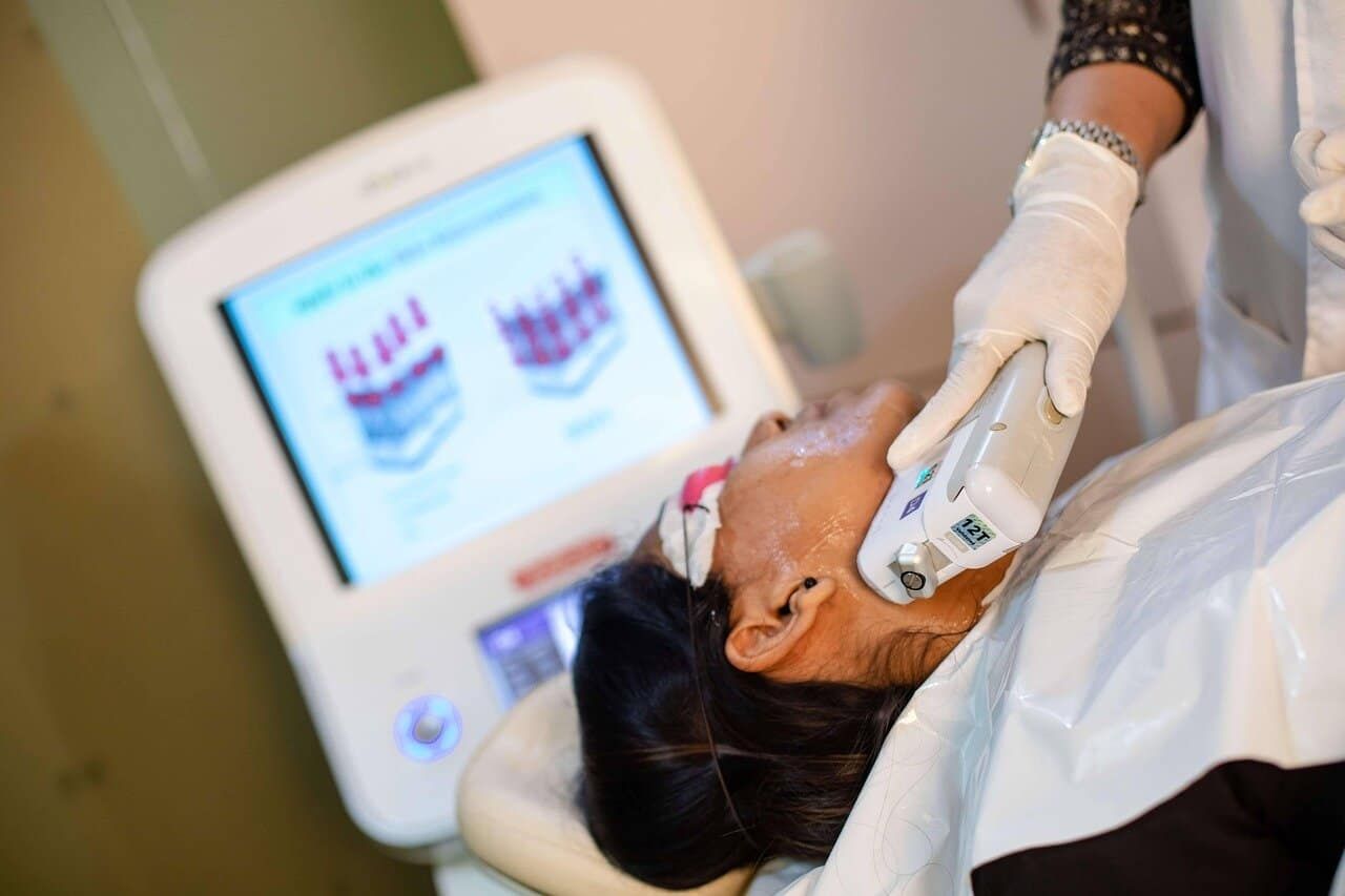 Appunti Sul Blog - Specializzati in trattamenti estetici e laser, questa immagine mostra una donna sottoposta a terapia laser al volto, evidenziando le tecniche innovative e avanzate per la cura della pelle.