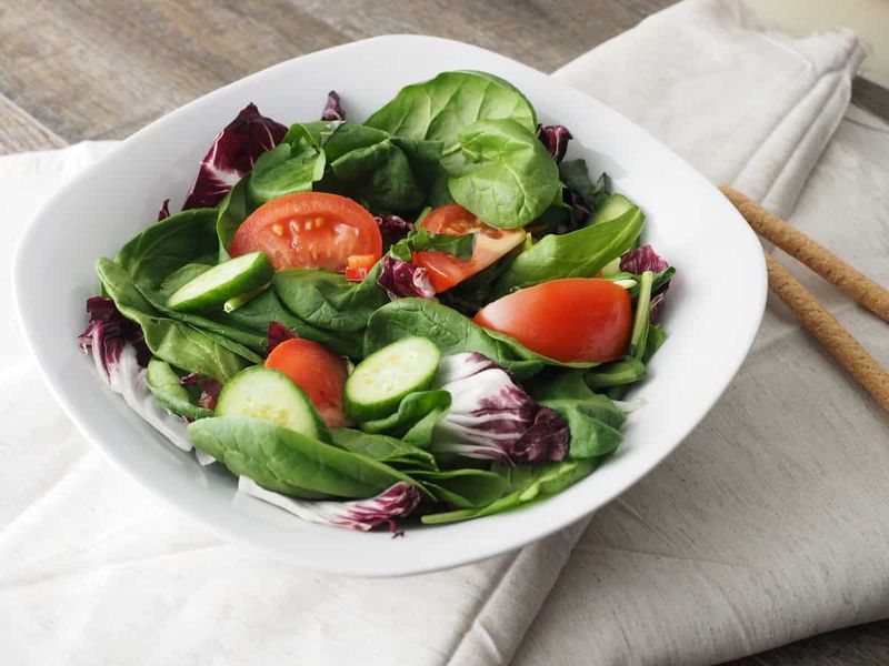 Nutrizione e salute: perché la prevenzione parte dall’alimentazione 4 Pomodoro e lattuga fresca in insalata, alimentazione sana, ricetta vegetariana, alimenti biologici, cucinare a casa, cucina mediterranea. Nutrizione e salute: perché la prevenzione parte dall’alimentazione