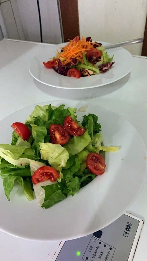Insalata mista con pomodori e verdure fresche, ideale per una dieta sana e leggera. Perfetta per il pranzo o la cena, ricca di nutrienti e sapore naturale. Nutrizione e salute: perché la prevenzione parte dall’alimentazione