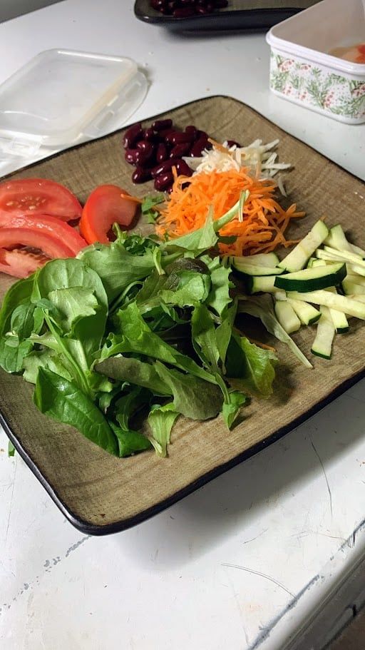 Nutrizione e salute: perché la prevenzione parte dall’alimentazione 2 Nutrizione e salute: perché la prevenzione parte dall’alimentazione. Pomodori, insalata, carote, cetrioli e fagioli rossi freschi su tagliere di legno, preparati per un piatto di verdure salutari e naturali.