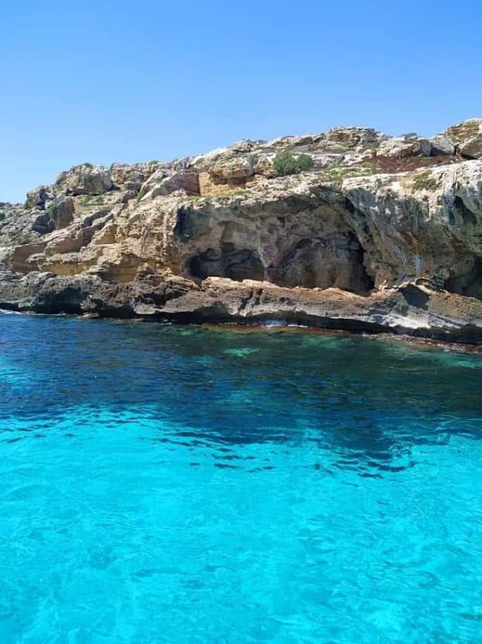 Scopri Salina isola delle Eolie, sapori autentici 2 Salina alle eolie: Scopri Salina isola delle Eolie, sapori autentici. Casetta naturale sulle rocce vicino al mare con acque cristalline e paesaggio costiero in Italia.