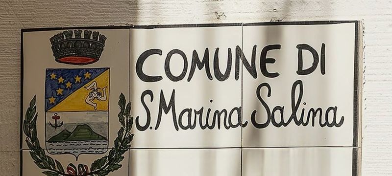 Scopri Salina isola delle Eolie, sapori autentici 6 Comune di S. Marina Salina, targa in ceramica con stemma comunale e nome del municipio, simbolo di identità e patrimonio locale.