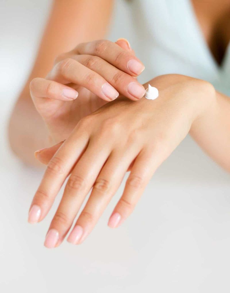 Autunno pelle secca: cause e rimedi efficaci 5 Crema idratante per la cura della pelle, applicata sulle mani, trattamento skincare, bellezza e benessere, cura del corpo, routine di bellezza, prodotti naturali, mani morbide e nutrite.