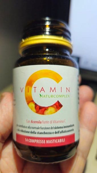 Vitamina C Naturcomplex Aboca Benefici in Inverno 4 Capsule di vitamina C con acerola, integratore naturale per il sistema immunitario, combatte stanchezza e raffreddori, favorisce l'energia e il benessere generale.