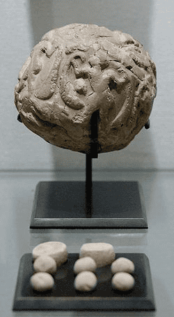 Cosa hanno inventato i Sumeri? 10 invenzioni e scoperte. Antico reperto archeologico di una bulla scolpita in pietra, esposta in un museo.