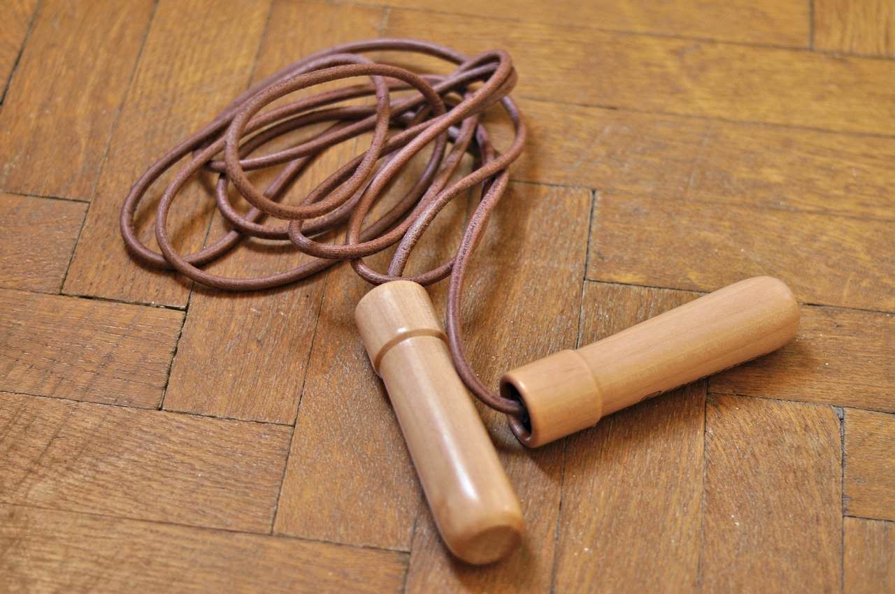 Corda di legno per esercizi di allenamento e fitness, rapido e leggero, ideale per migliorare resistenza, coordinazione e salute cardiovascolare. Perfetto per attività sportive e allenamenti di casa.
