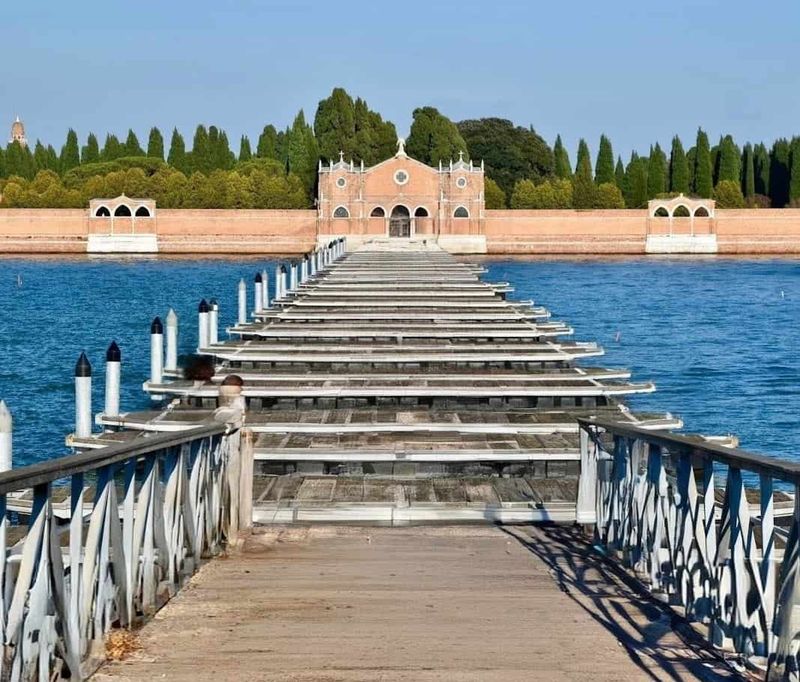 Tradizione del Ponte votivo San Michele Venezia 2 Ponte votivo del redentore a venezia: ponte su barche con imbarcadero in legno che conduce a un edificio storico, circondata da acque calme e giardini rigogliosi, perfetta per foto panoramiche e visite culturali, ideale per blog di viaggio e turismo.