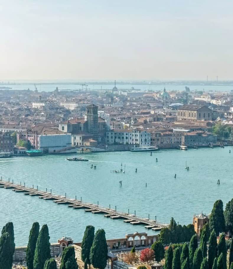 Tradizione del Ponte votivo San Michele Venezia 6 Venezia vista dall'alto con canali, edifici storici e cime delle chiese, scenario iconico della città europea famosa per la sua architettura e i ponti, perfetto per contenuti di blogger e appunti di viaggio.