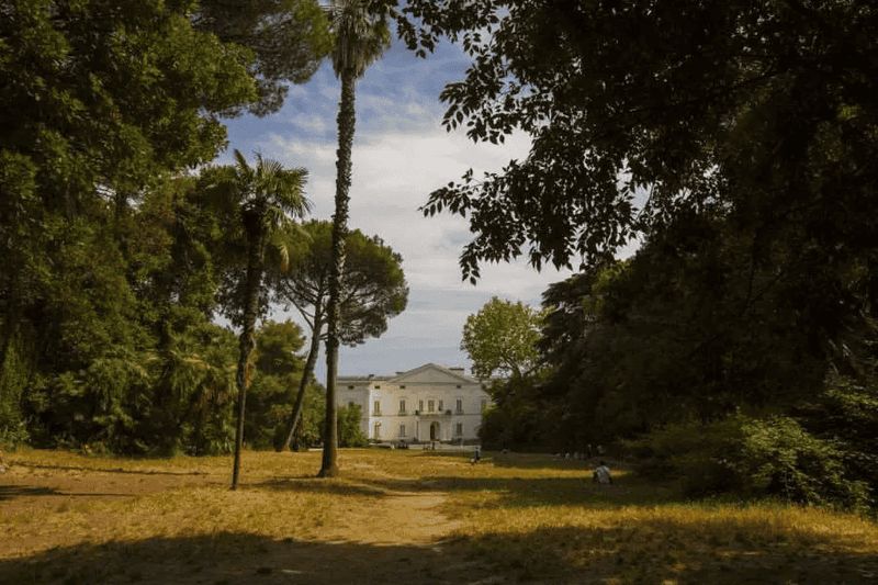 6 Chiostri Borbonici Rigenerati a Napoli: Da Lanifici a Hub Creativi 5 Santissima Trinità delle Monache: Da Caserma a Cantiere Creativo
