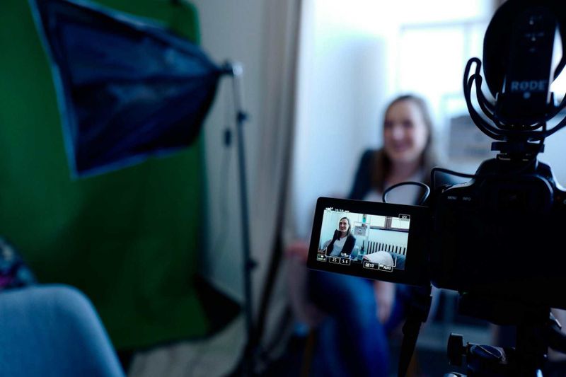 Il potere dei video nel marketing moderno: come l’AI sta cambiando le regole della comunicazione visiva 2 Il potere dei video nel marketing moderno: come l’AI sta cambiando le regole della comunicazione visiva. Videocamera professionale durante registrazione di un'intervista o vlog in studio, focusing on content creation, YouTube, e produzione video.
