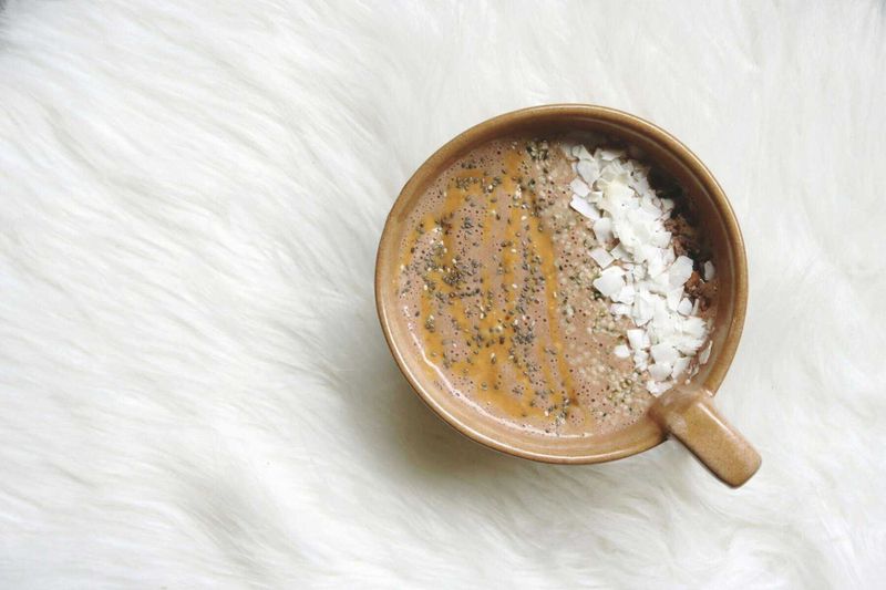 Semi di Chia: Benefici, rischi e come mangiarli 3 Una tazza di pudding con semi di chia gustosa con cioccolato, cocco e semi