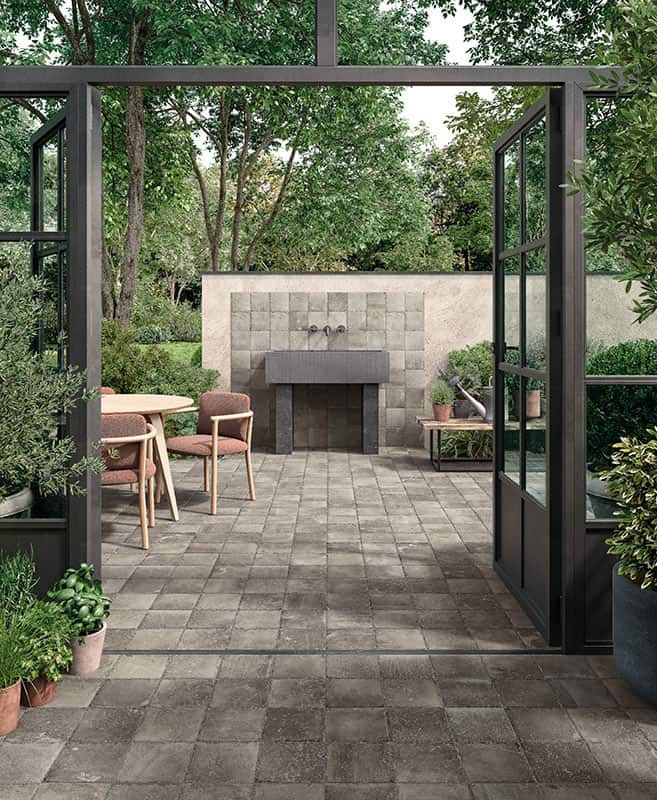 Come scegliere le piastrelle da giardino 2 Finestra-in-vetro-aperta-moderna-terrazza-giardino-con-posa-di-pavimento-in-pietra-e-area-ristorante-esterno ehella abat se aquest-tema-è-perturbed.