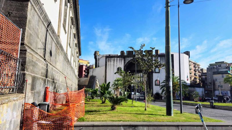 Dove si trova Porta Capuana a Napoli: Storia e come arrivare 6 La porta vista dal retro, ovvero dal castel Capuano in piazza Enrico De Nicola