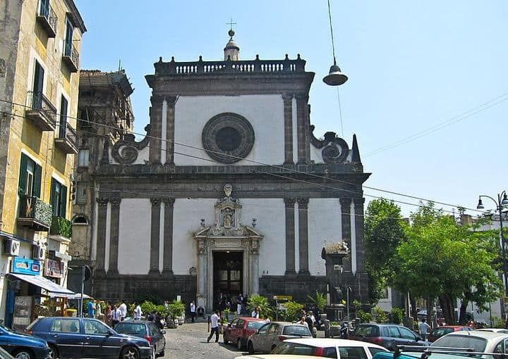 Santa Caterina a Formiello Napoli con Martiri d’Otranto 4 Chiesa storica nel cuore di Napoli, esempio di architettura barocca e spiritualità, visitabile con ricca storia e arte sacra, situata in una delle piazze principali della città.