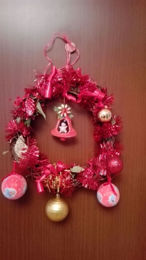 Ghirlanda natalizia decorazioni per porte 7 Corona natalizia rossa decorativa con ornamenti colorati, campana dorata e elementi festivi, perfetta per decorare la porta o la casa durante le festività natalizie.