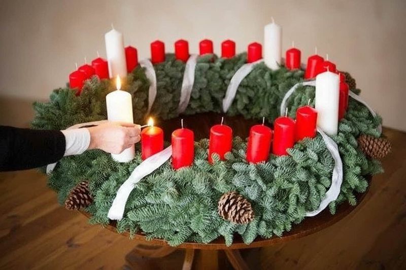 Ghirlanda natalizia decorazioni per porte 2 Ghirlanda natalizia decorazioni per porte. Candele rosse e bianche sul classico albero di Natale, decorato con pigne naturali.