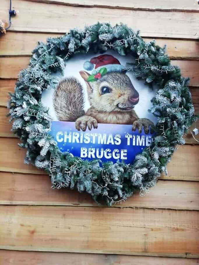 Ghirlanda natalizia decorazioni per porte 5 Festa di Natale con decorazione di uno scoiattolo nel cerchio natalizio, perfetta per decorare case e negozi a Brugge durante le festività natalizie.