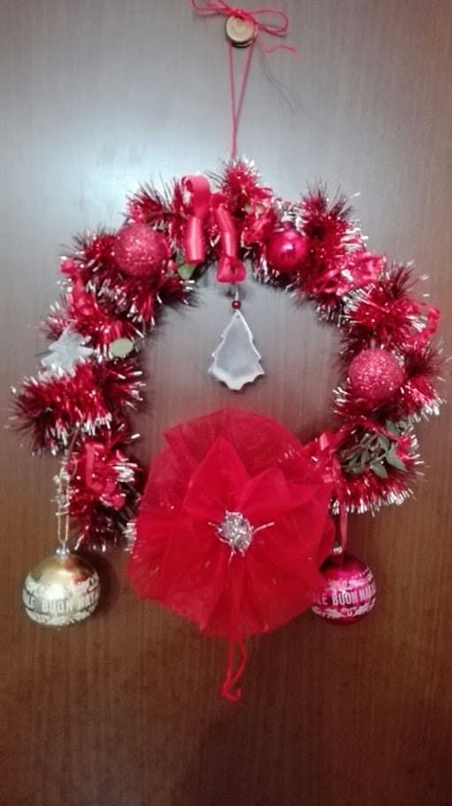 Ghirlanda natalizia decorazioni per porte 3 Ghirlanda natalizia rossa decorata con palline, fiocchi e ornamenti per festeggiare il Natale. Perfetta per decorare porte e pareti durante le festività.