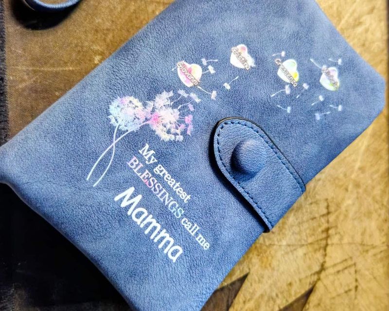 Portafoglio polso donna con cuori e dedica alla mamma 6 Foglietto per mamma con messaggio di felicitazioni, gratitudine e amore, decorato con fiori e cuori, perfetto per esprimere affetto e apprezzamento speciale alle mamme.