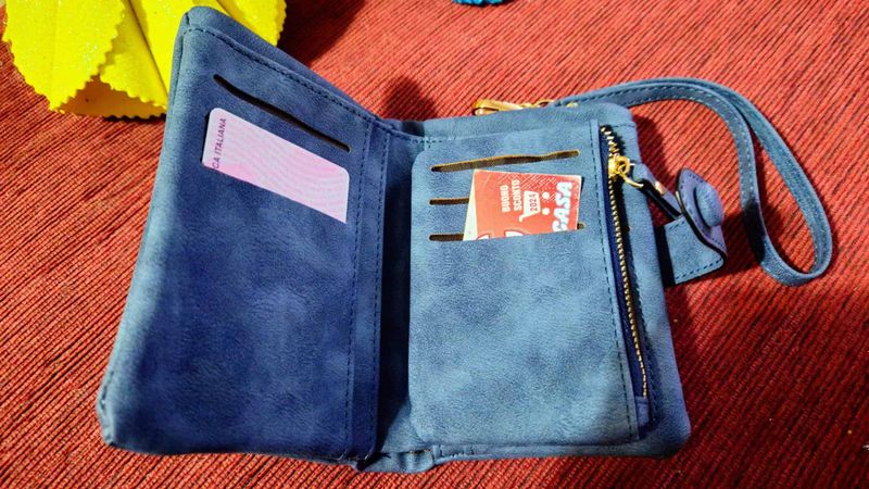 Portafoglio polso donna con cuori e dedica alla mamma 3 Portafoglio donna blu in pelle con slot per carte e cerniera, ideale per organizzare documenti e contanti con stile.