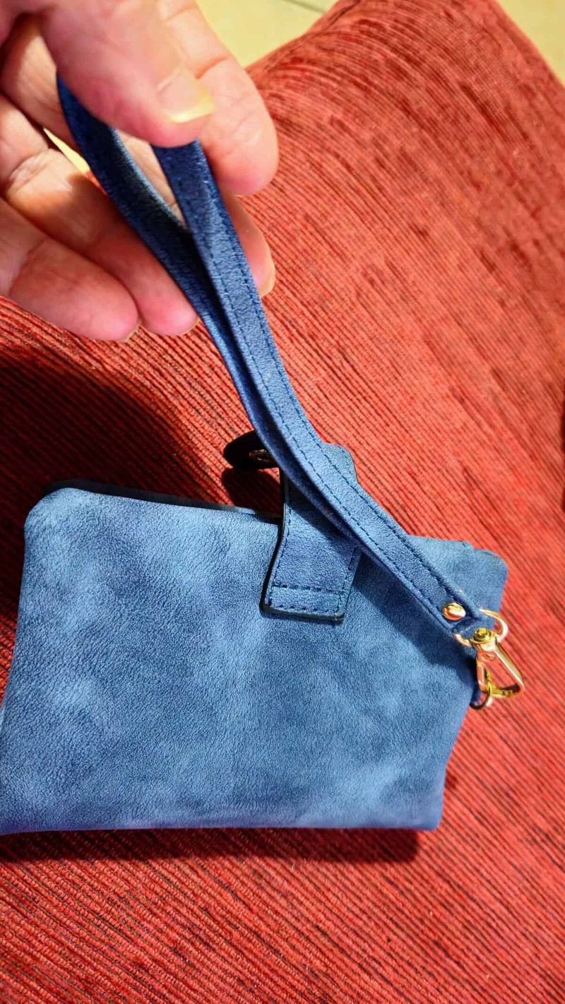 Portafoglio polso donna con cuori e dedica alla mamma 4 Borsa blu in pelle scamosciata con manico sottile, dettagli dorati e design compatto, perfetta per un accessorio elegante e pratico per occasioni speciali o quotidiane.