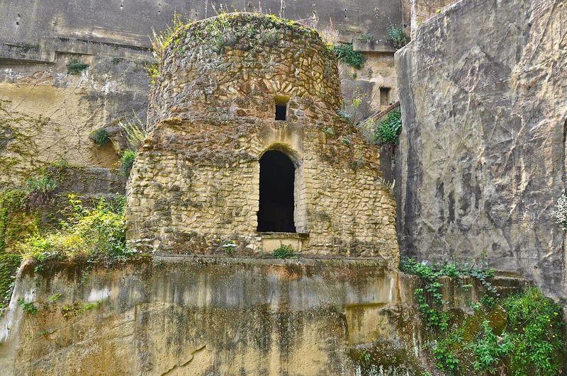 7 Luoghi da brividi a Napoli: vivi il mistero nei vicoli oscuri! 4 Parco Vergiliano a Piedigrotta
