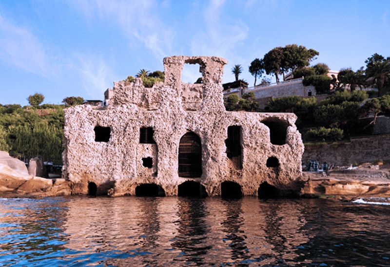 7 Luoghi da brividi a Napoli: vivi il mistero nei vicoli oscuri! 5 Palazzo degli Spiriti: storia, rovine e leggende