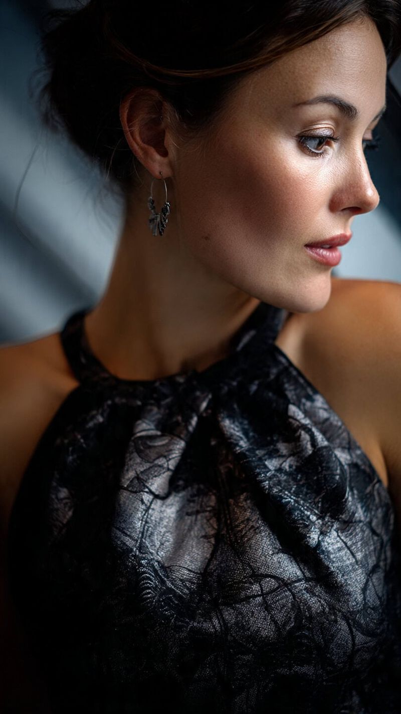 8 Tipi di Scollo donna con acconciature coordinati 4 Bella donna con dettagli sofisticati.