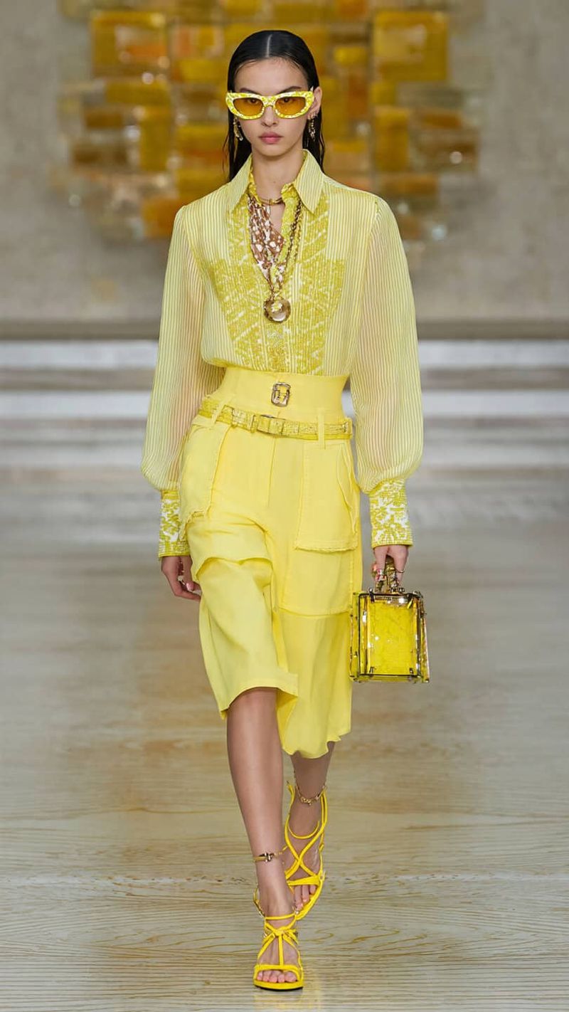 Quali sono i colori moda donna inverno 2026 10 Foto di sei ragazze in abiti casual chic, ognuna con uno stile distintivo, che mostrano diverse tendenze di moda femminile.