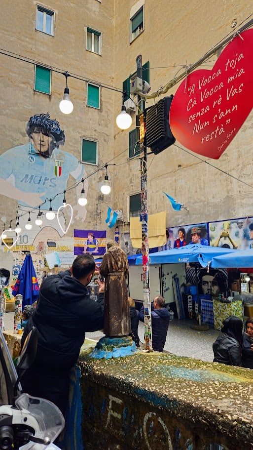 Murale Maradona Quartieri Spagnoli: Dove si trova e Storia 2 Murale Maradona Napoli a Largo Maradona