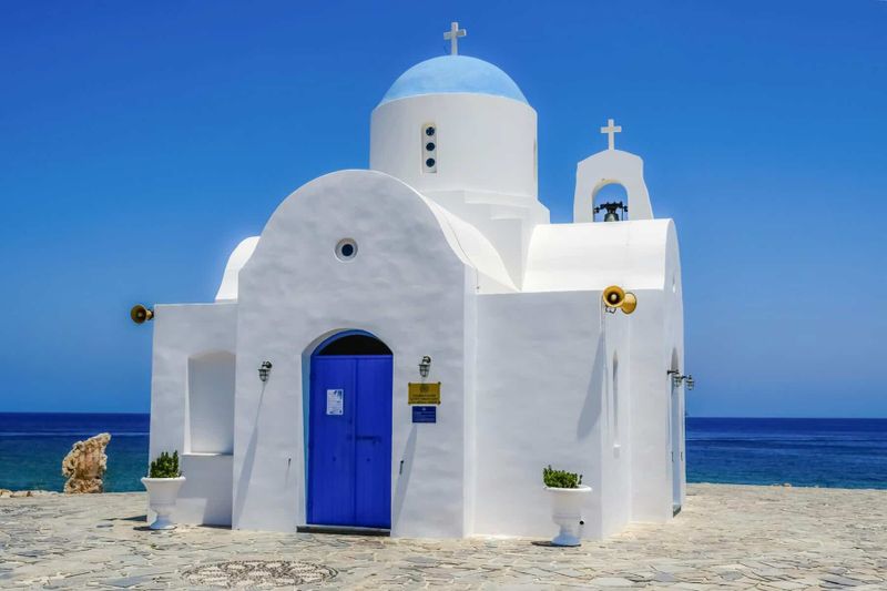 È Sicuro Viaggiare a Cipro, Egitto e Medio Oriente nel 2026? Guida Aggiornata Farnesina 2 Foto di Pixabay: https://www.pexels.com/it-it/foto/chiesa-accanto-al-mare-532581/