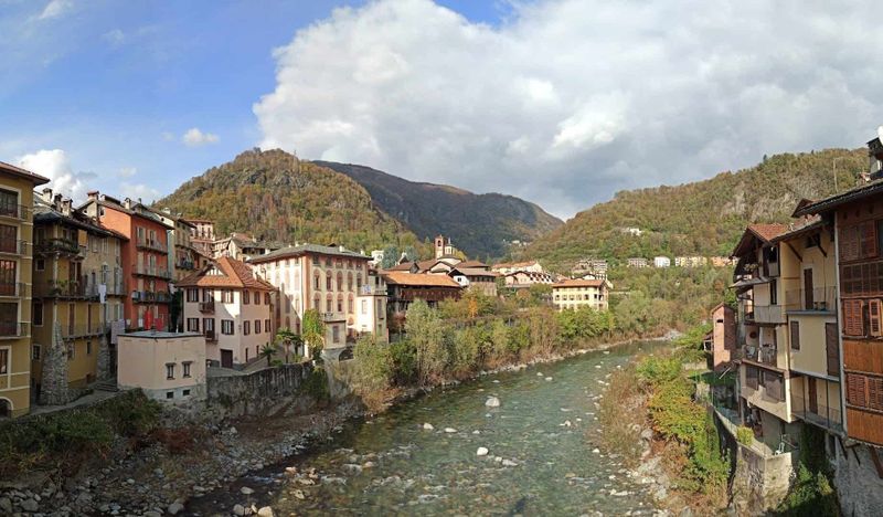 8 attrazioni a Varallo e dintorni in Valsesia 11 Vista panoramica di Varallo Sesia, con il fiume che attraversa il centro storico e le montagne sullo sfondo, ideale per scoprire le attrazioni imperdibili della zona.