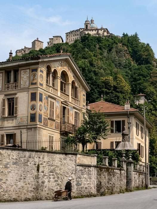 8 attrazioni a Varallo e dintorni in Valsesia 8 Castello su collina con edificio storico e vista panoramica, immerso nel verde, in un paesaggio italiano. Perfetto esempio di architettura e storia locale, ideale per appassionati di cultura e turismo.