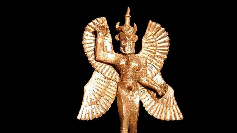 Chi era Pazuzu, mito o demone nell'Esorcista 2 Demone mesopotamico: Immagine di una statuetta in bronzo di Pazuzu conservata al Museo del Louvre. L'iscrizione della statuetta recita: Io sono Pazuzu, figlio di Hanpa. Il re degli spiriti malvagi del vento che sorge all'improvviso dalle montagne