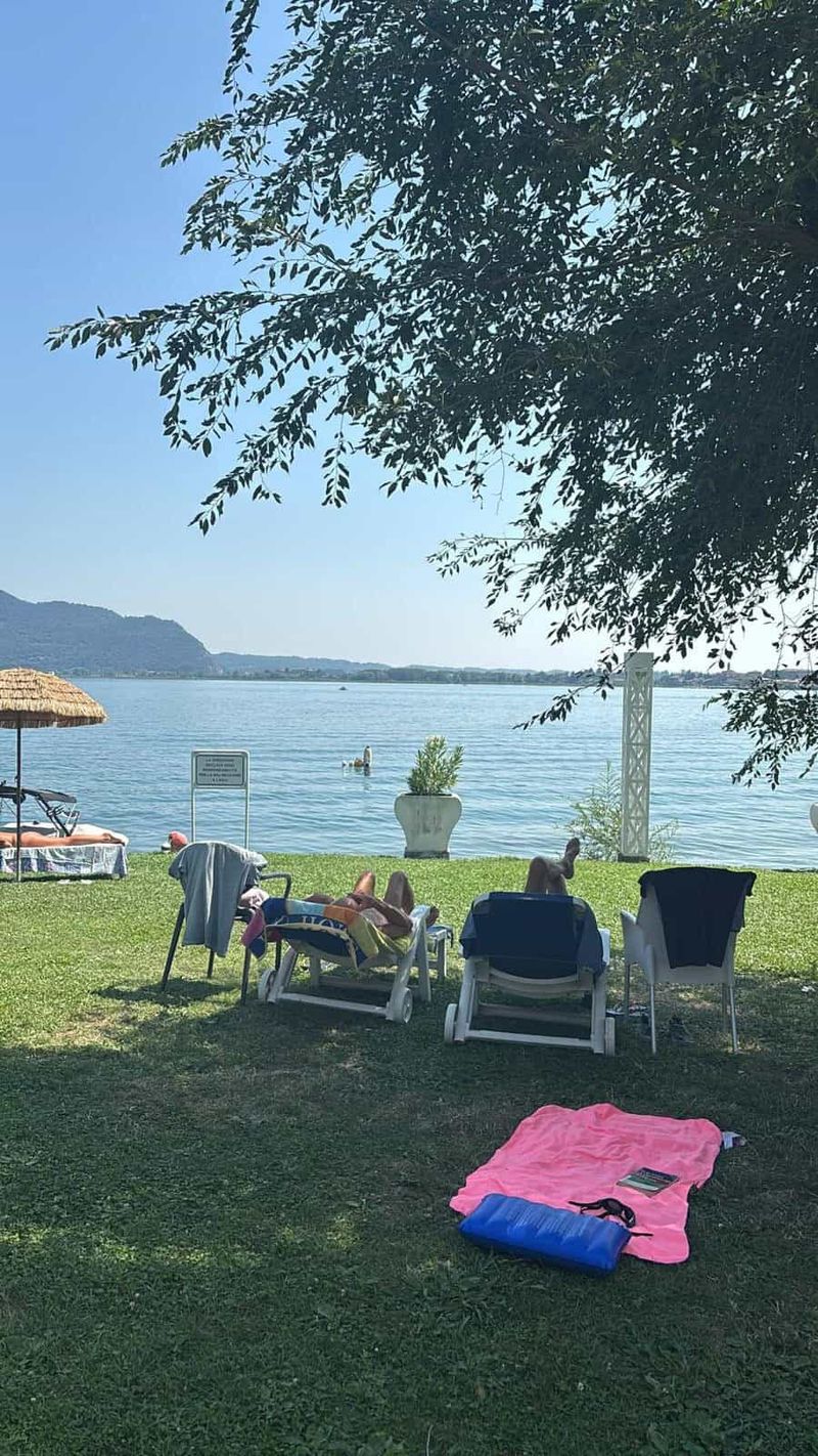 Sarnico cosa vedere: Ville Liberty, lungolago e Cantieri Riva 5 stabilimenti attrezzati con spiaggia