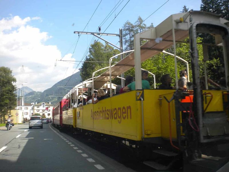 Poschiavo Bernina Express, valle italofona Grigioni Svizzera 3 Postwagen giallo