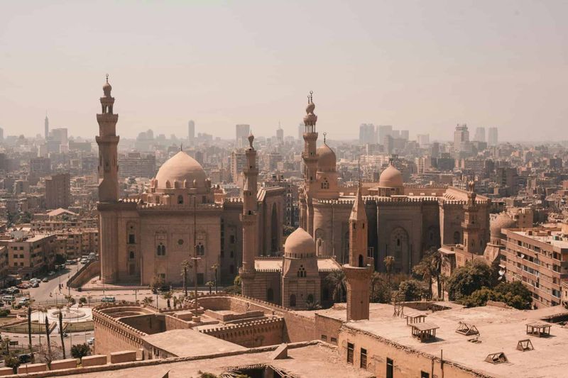 È Sicuro Viaggiare a Cipro, Egitto e Medio Oriente nel 2026? Guida Aggiornata Farnesina 3 Foto di Omar Elsharawy: https://www.pexels.com/it-it/foto/citta-skyline-edifici-viaggio-5609738/