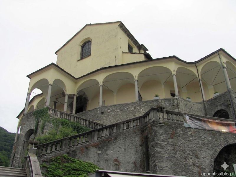 8 attrazioni a Varallo e dintorni in Valsesia 6 Casa storica su collina con portico e mura in pietra, vista dall'alto.
