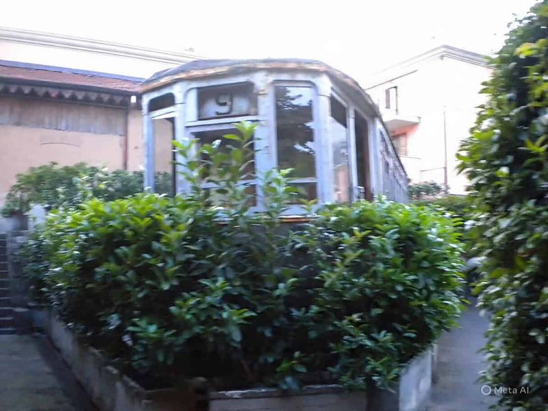 Sarnico cosa vedere: Ville Liberty, lungolago e Cantieri Riva 8 centro storico di Sarnico con vecchio tram