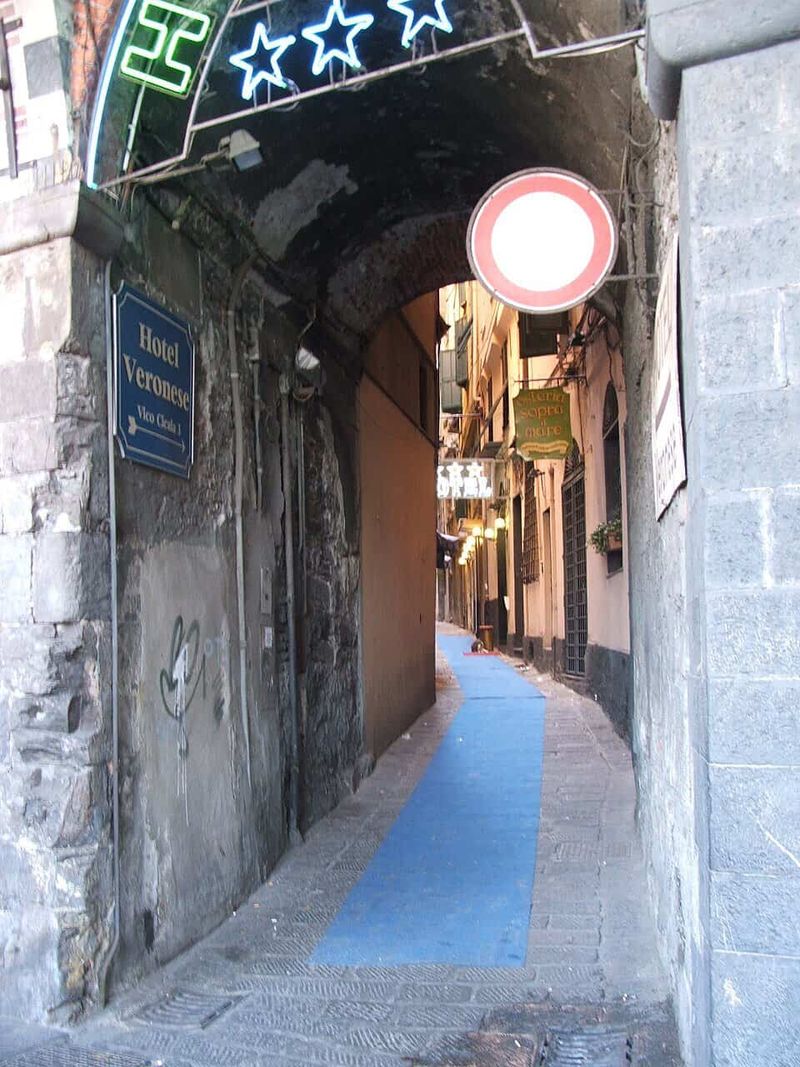Cosa vedere a Genova in 3 giorni: acquario, biosfera e centro storico 3 I caruggi di Genova, perfetti per una passeggiata autentica.