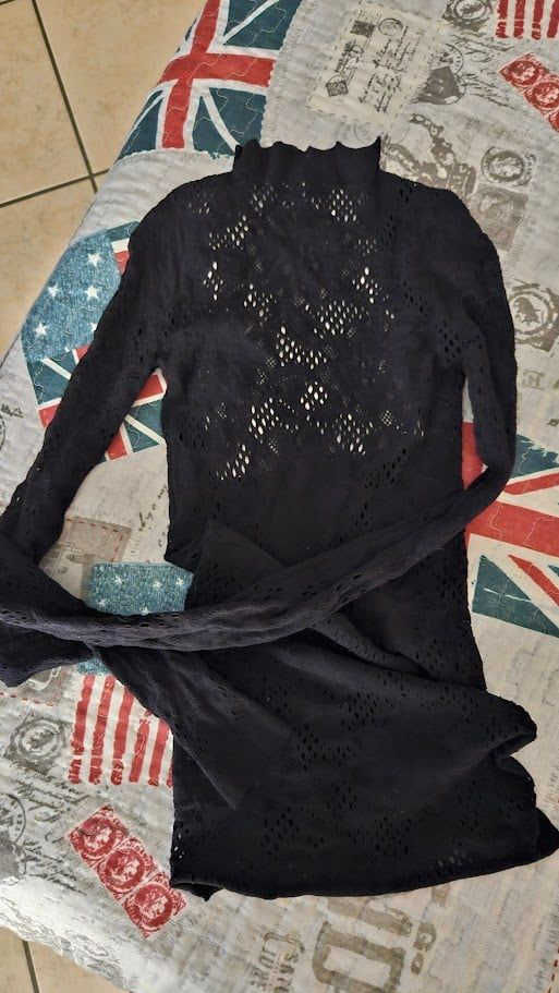 Maglia traforata nera in pizzo: come indossarla