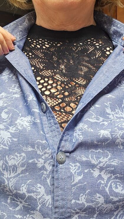 Maglia traforata nera in pizzo: come indossarla
