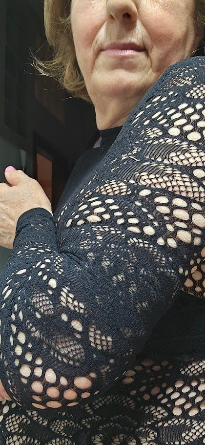 Maglia traforata nera in pizzo: come indossarla 8 Cosa mettere sotto