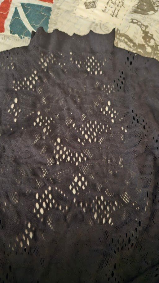 Maglia in pizzo traforato nero: Maglia traforata nera in pizzo: come indossarla