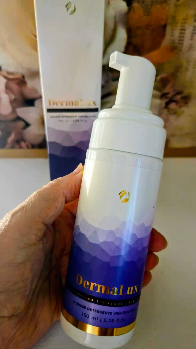 DermaLux Mousse Detergente Viso per pelle matura e spenta 5 Detergente viso Dermalux in spray, prodotto per la pulizia della pelle del viso, in confezione da 150 ml, con design elegante e professionale.