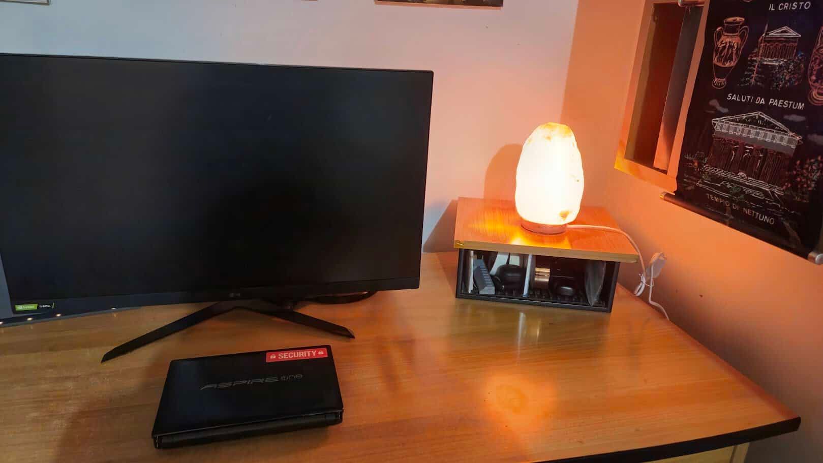Lampada di sale in salotto che purifica l'aria, accanto a TV e libreria, creando un ambiente rilassante e salutare.