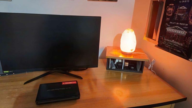 A cosa serve la lampada di sale, usi e benefici per purificare l'aria in casa 3 Lampada di sale in salotto che purifica l'aria, accanto a TV e libreria, creando un ambiente rilassante e salutare.